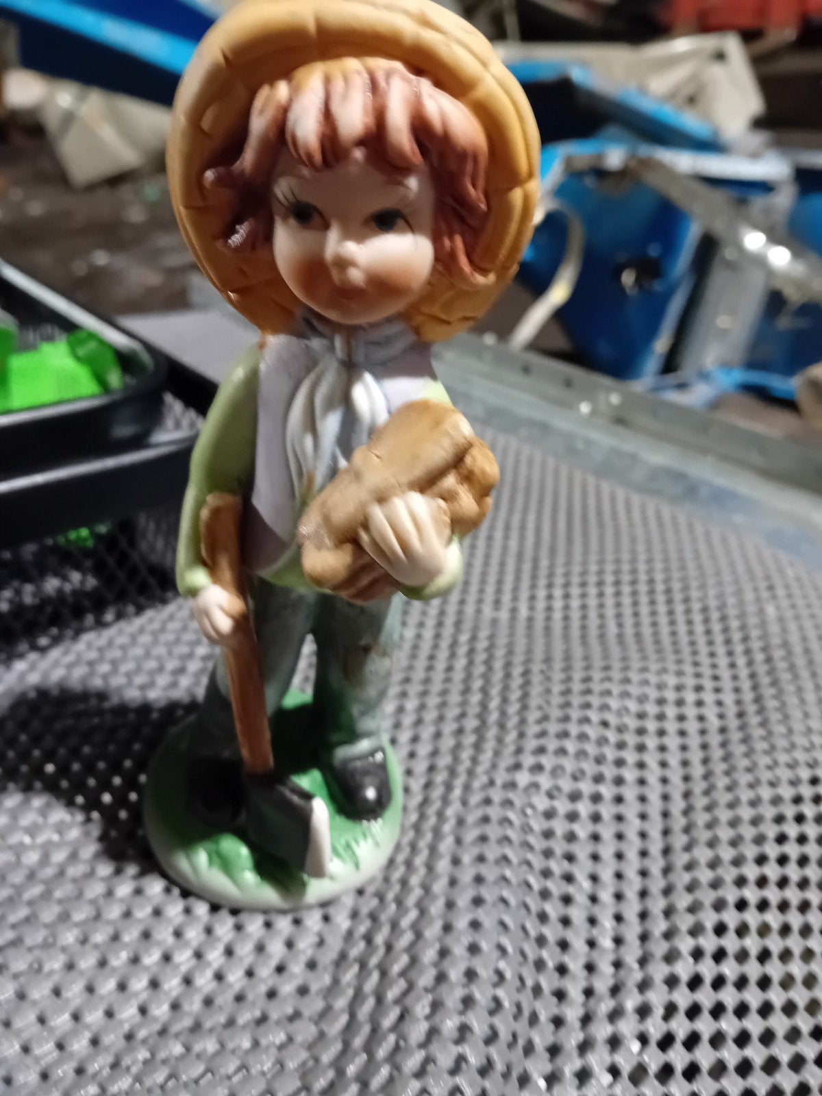 Vintage Porseleinen Beeldje Jongen met Schop en Mand, Ophalen, Zo goed als nieuw, Mens