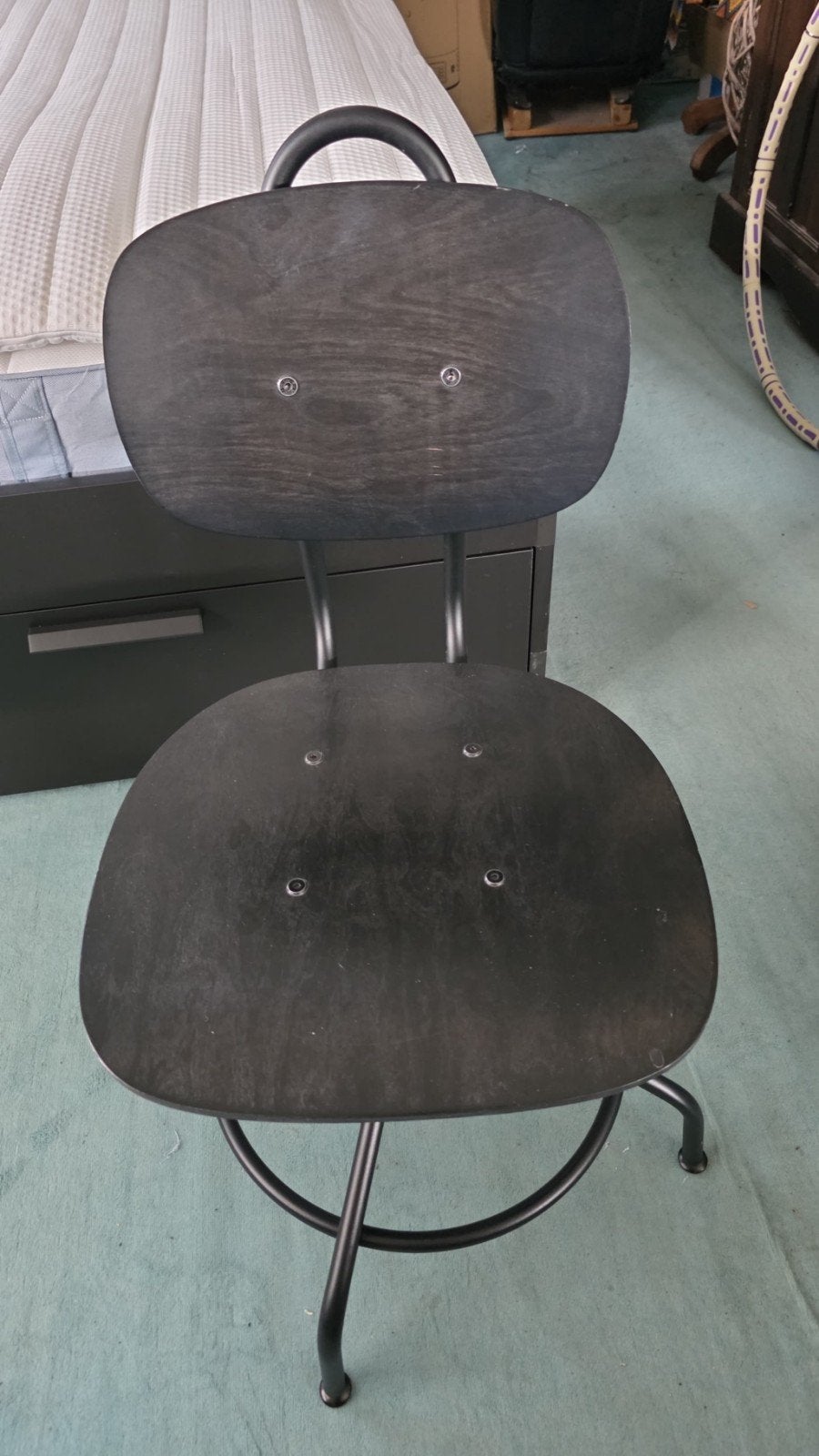 Zwarte houten burostoel met metalen onderstel. Gratis, Ophalen, Gebruikt, Modern, Industrieel, Zwart