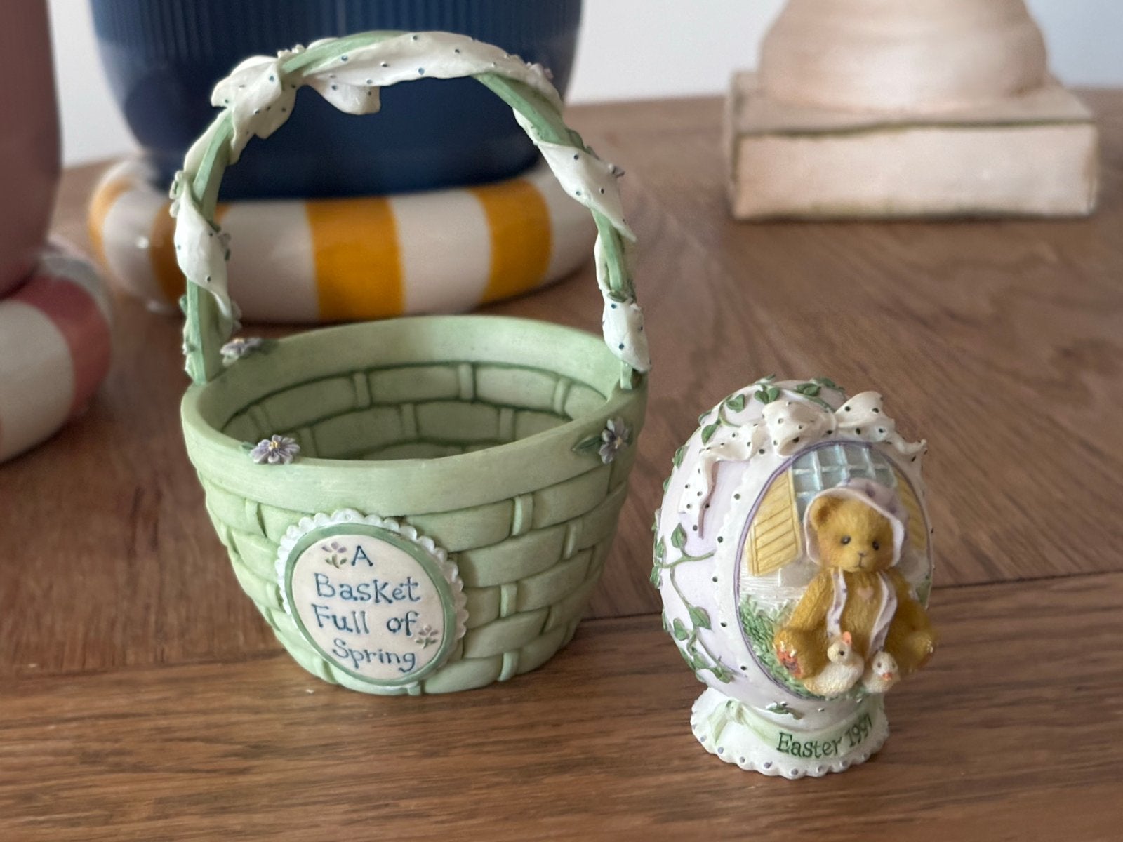 Cherished Teddies: Mandje "A Basket Full of Spring" & Paasei, Ophalen of Verzenden, Zo goed als nieuw, Beeldje, Cherished Teddies