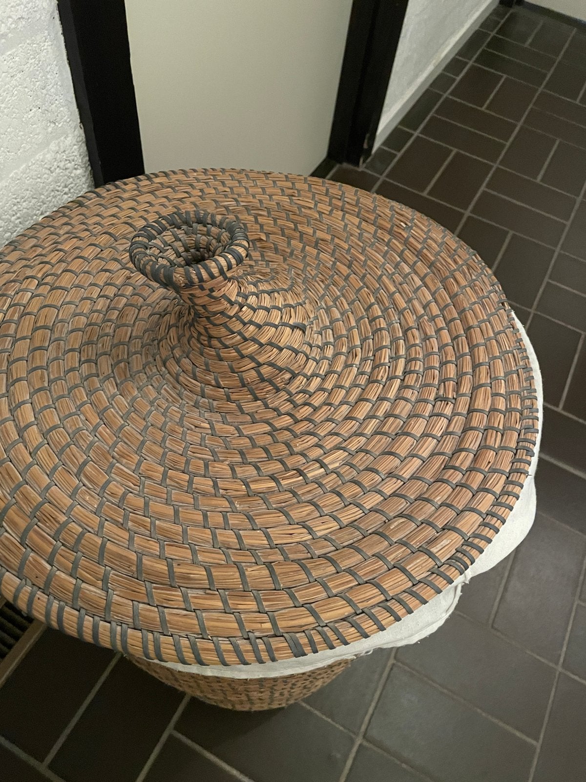 Ronde rotan wasmand van IKEA met deksel, Ophalen, Gebruikt, Gevlochten, Mand