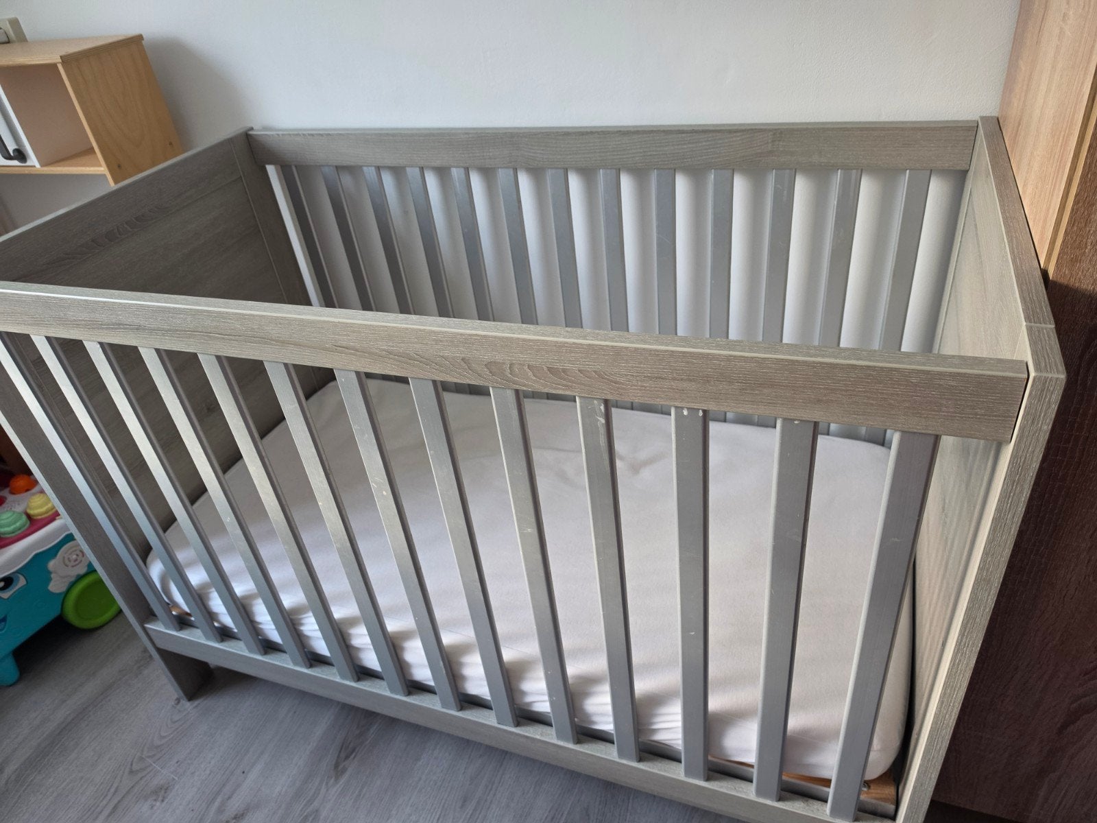 Complete Babykamer Set: Ledikant, Commode en Wandplank, Ophalen, Zo goed als nieuw, Jongetje of Meisje