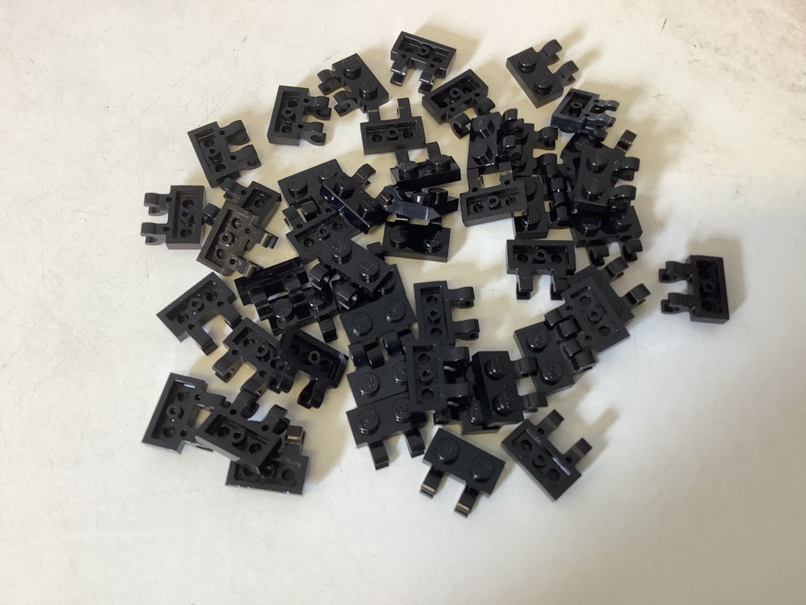 Lego plaat aangepast 1x2 met 2 horizontale clips zwart, Ophalen of Verzenden, Gebruikt, Losse stenen, Lego