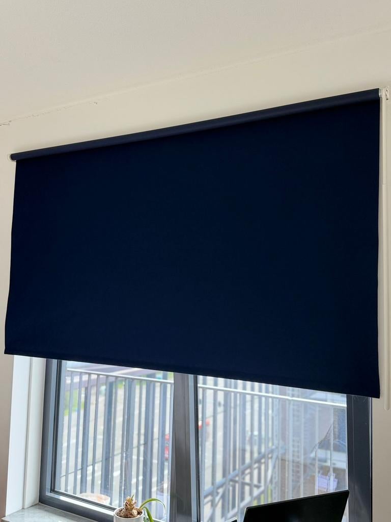 Donkerblauw rolgordijn - verduisterend, Huis en Inrichting, Stoffering | Gordijnen en Lamellen, Blauw, 150 tot 200 cm, Ophalen of Verzenden