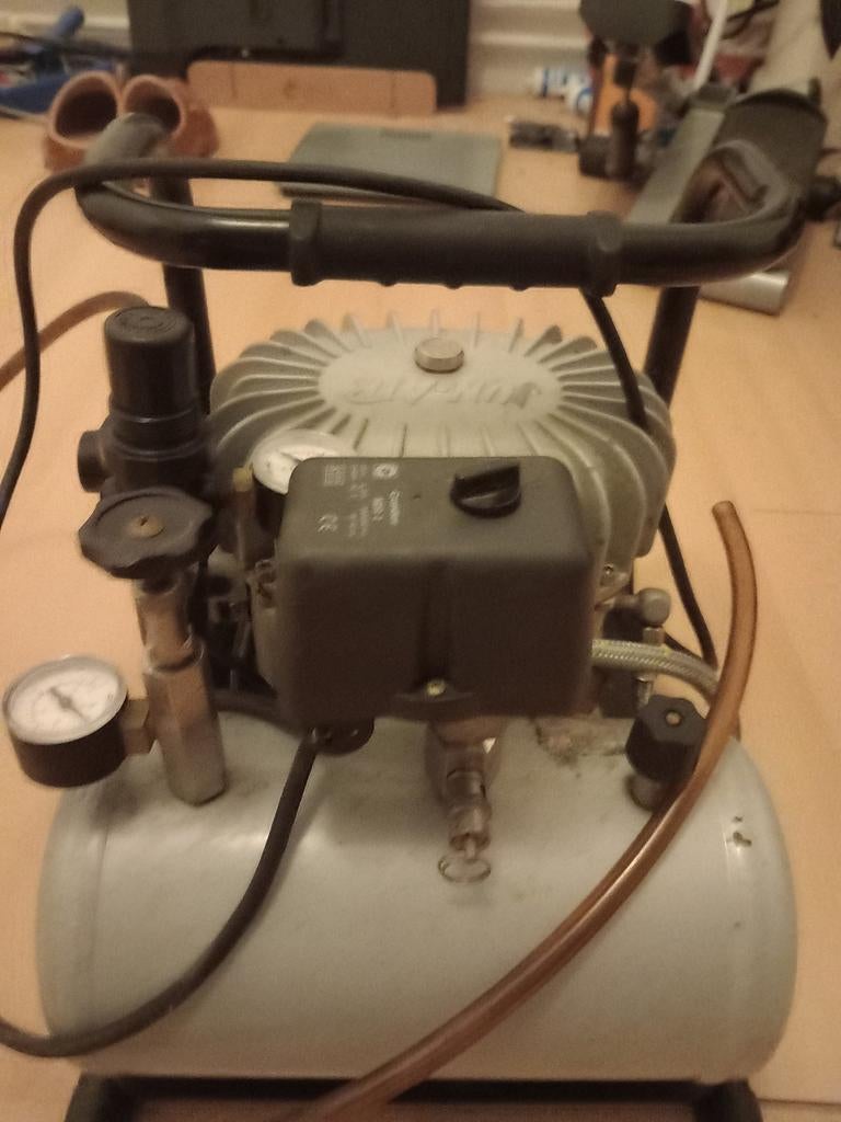 JUN-AIR Compressor - Compact en Stil, Gebruikt, 6 tot 10 bar, Ophalen of Verzenden, Olievrij