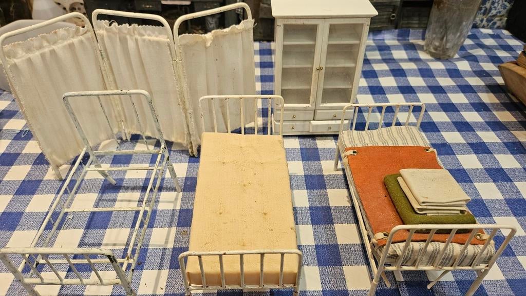 Vintage poppenhuis meubels: ziekenhuisbedden en kast, Ophalen, Gebruikt