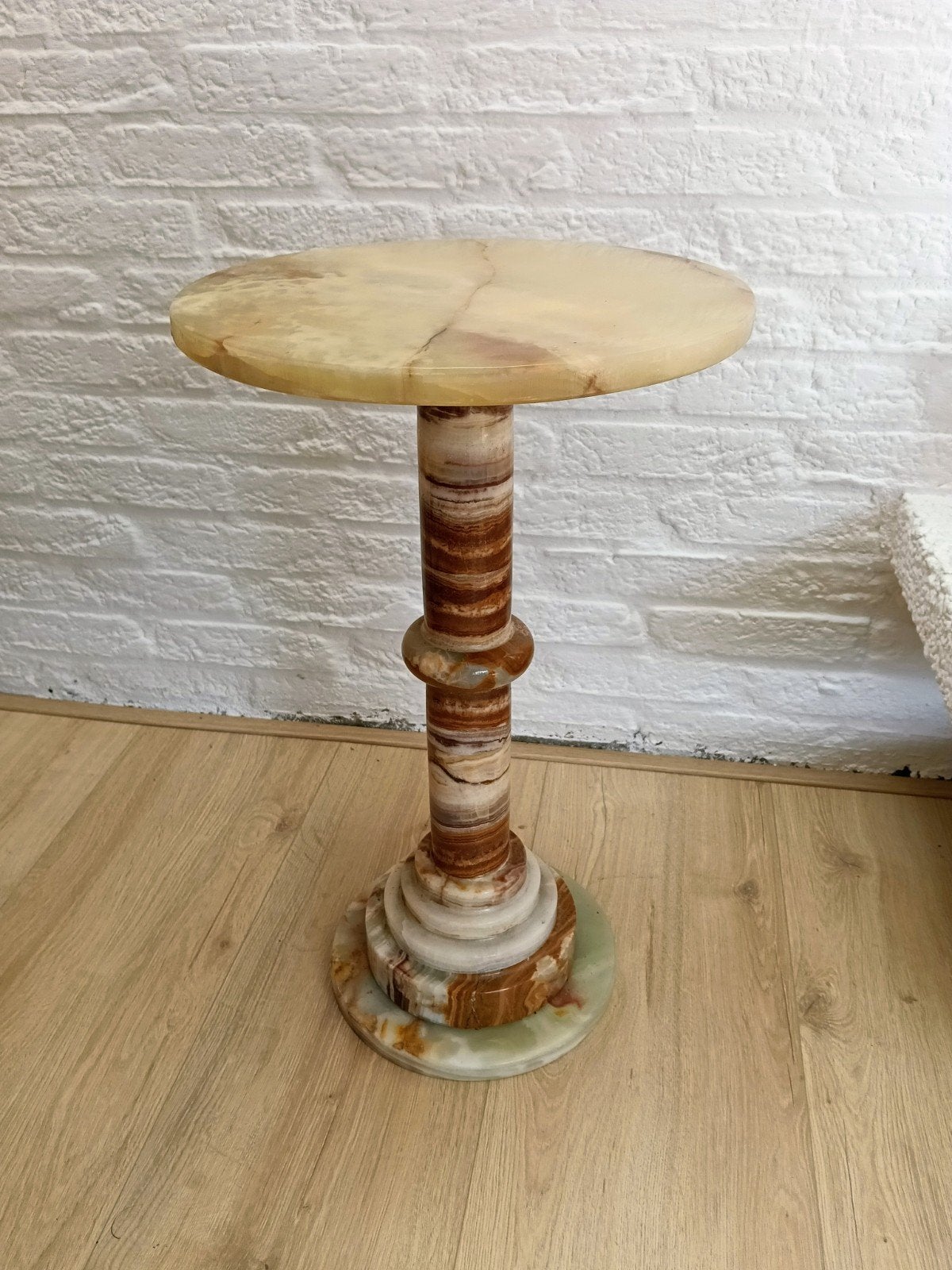 Vintage Italiaanse onyx-marmeren bijzettafel, Ophalen of Verzenden, Rond, Minder dan 55 cm, 45 tot 60 cm