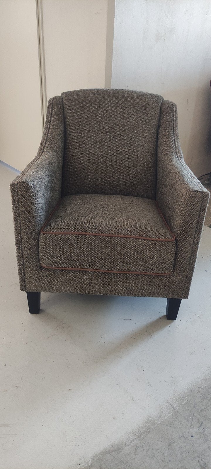 UrbanSofa Nieuwe bruine fauteuil - showroommodel, Huis en Inrichting, Ophalen, Nieuw, Stof