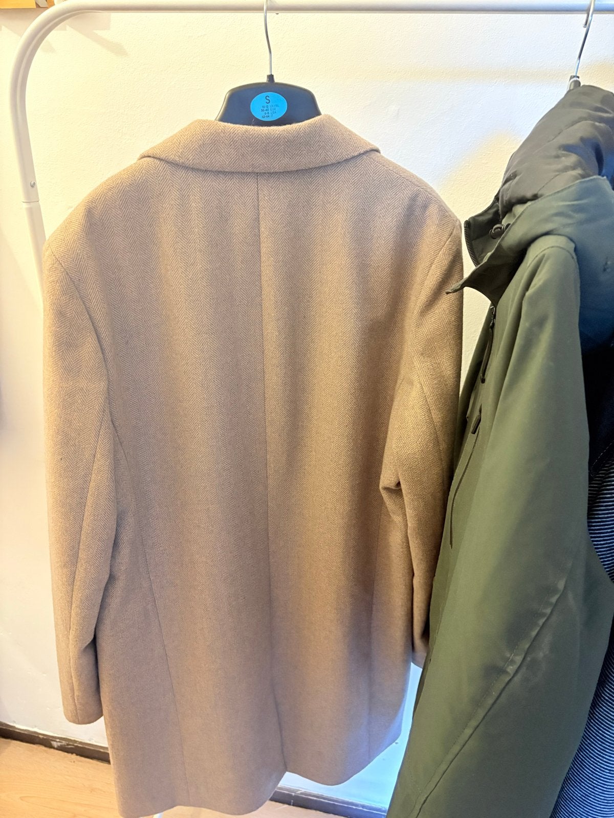 Stijlvolle beige herenjas - Maat M, Kleding | Heren, Jassen | Winter, Ophalen, Zo goed als nieuw, Maat 48/50 (M), Beige
