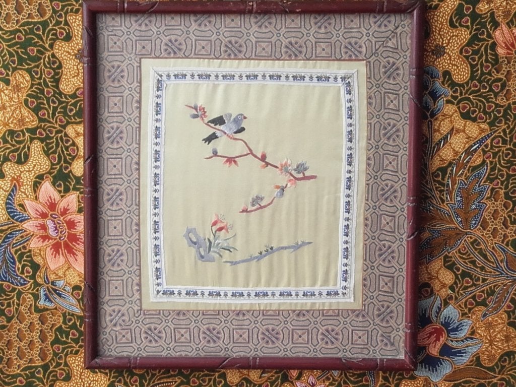 Oud ingelijst zijde op zijde borduurwerk uit Japan 30 cm., Wanddecoratie, Textiel, Ophalen of Verzenden, Meerkleurig