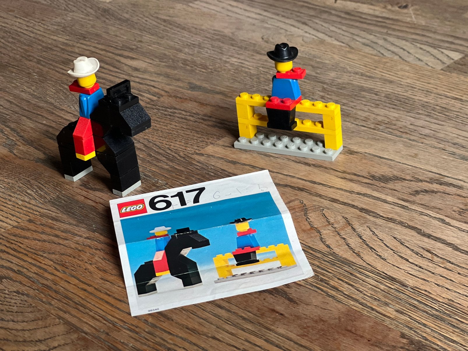 Lego 617.  2 cowboys country vintage incl boekje, Kinderen en Baby's, Ophalen of Verzenden, Gebruikt, Lego