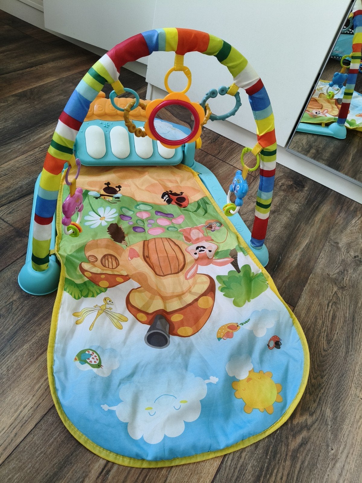 Vrolijk speelkleed met babygym en piano, Kinderen en Baby's, Speelgoed | Babyspeelgoed, Ophalen, Zo goed als nieuw, Speelkleed