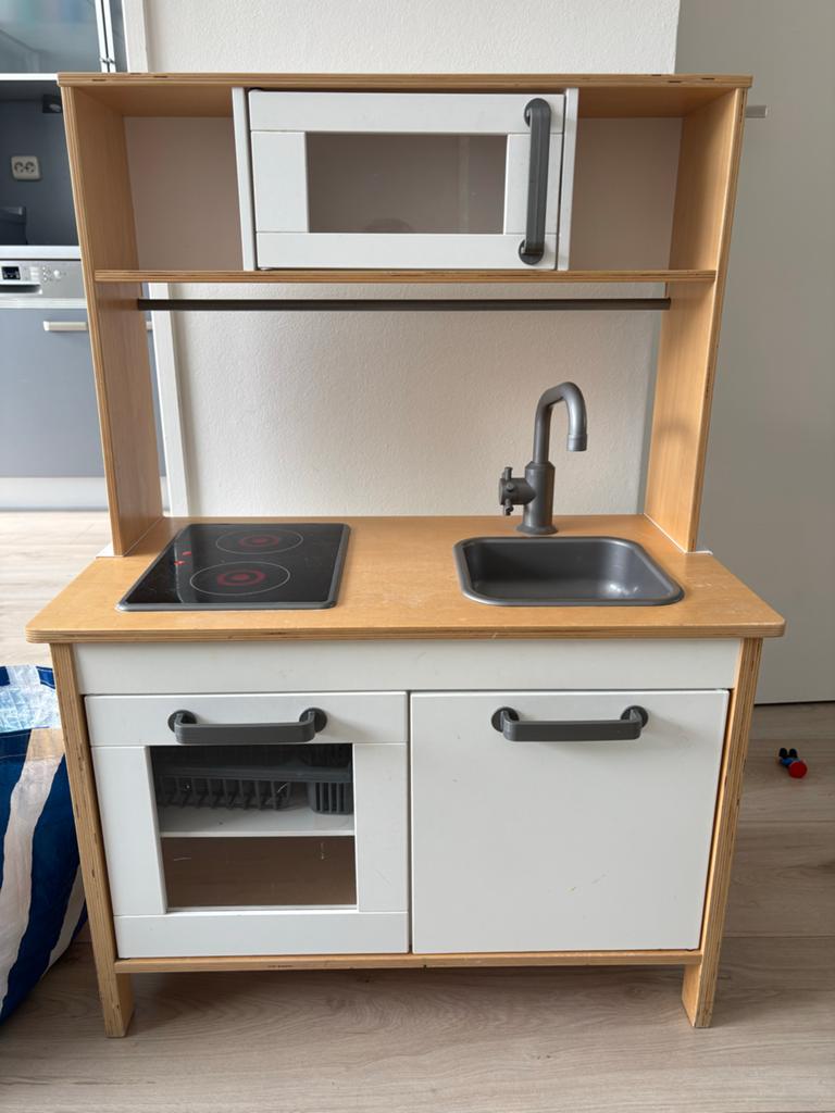 Ikea speelgoedkeuken met tas vol keukenspullen, Kinderen en Baby's, Speelgoed | Speelkeukens, Ophalen, Gebruikt, Hout, Speelkeuken