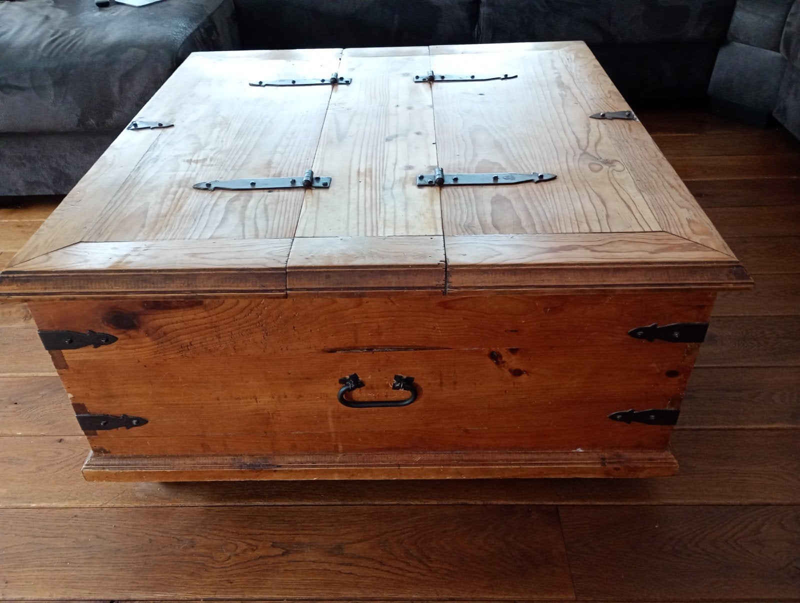 Vintage houten kist / salontafel met metalen beslag, Ophalen