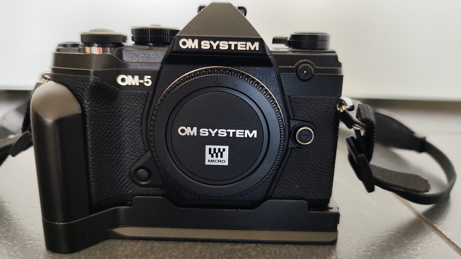 OM System OM-5 body  + lader + grip – compleet - als nieuw