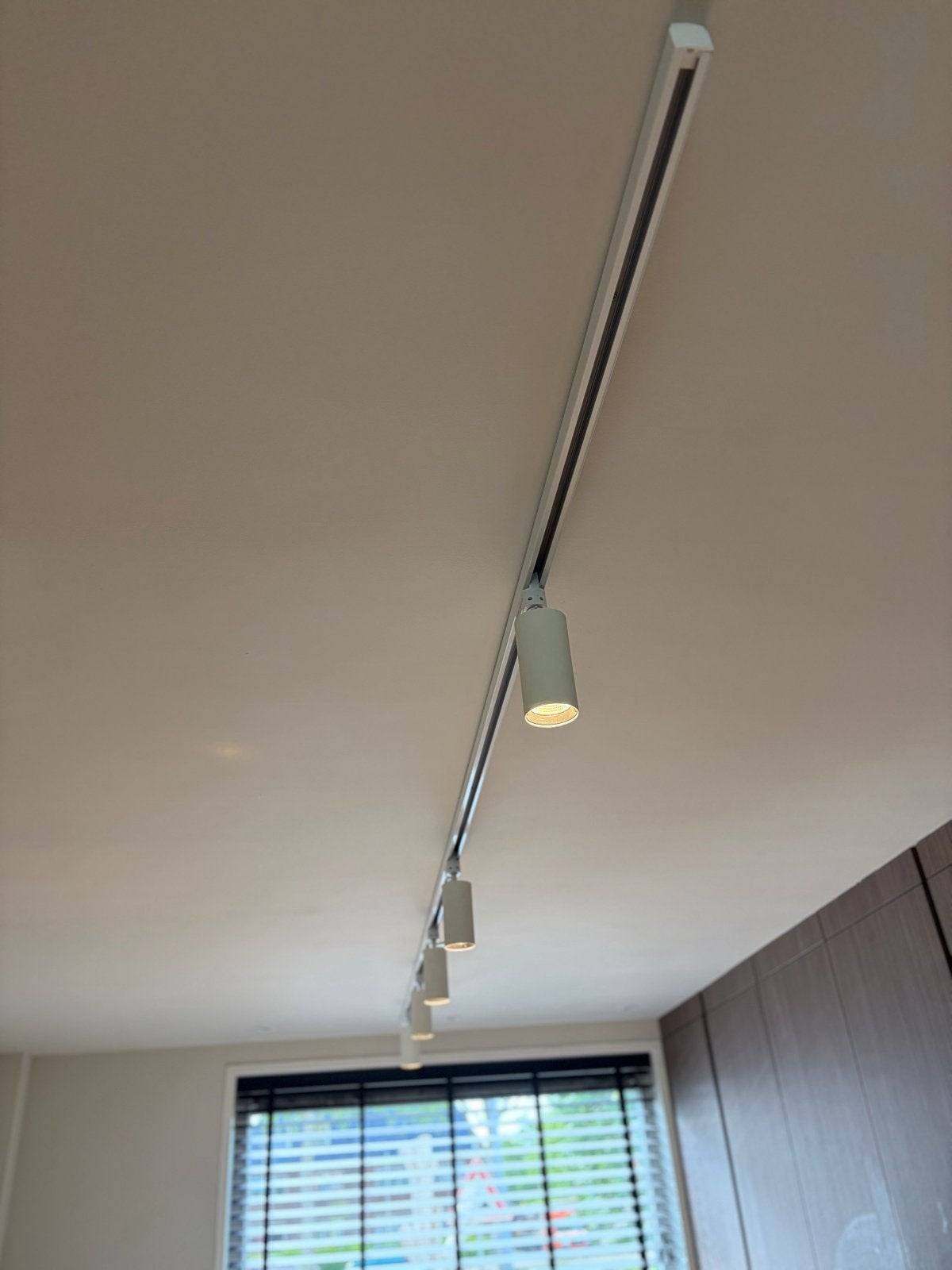 Witte rails met 4 spots (railverlichting), Ophalen of Verzenden, Zo goed als nieuw, Plafondspot of Wandspot