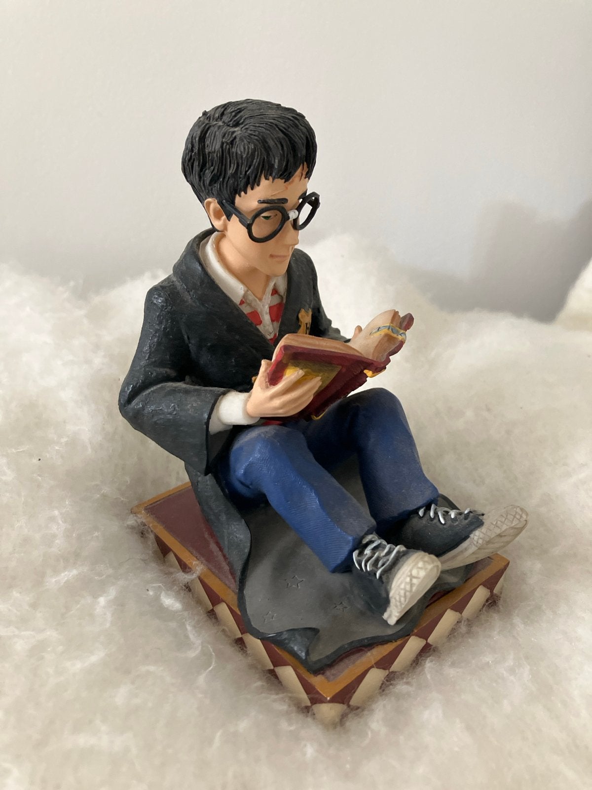 Harry Potter beeldje lezend op Quidditch boek, Verzamelen, Ophalen of Verzenden, Zo goed als nieuw, Beeldje of Buste