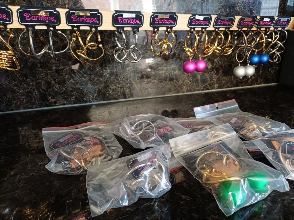 Diverse Earloops Oorbellen - Nieuw in Verpakking, Ophalen of Verzenden, Nieuw, Overige kleuren, Overige materialen