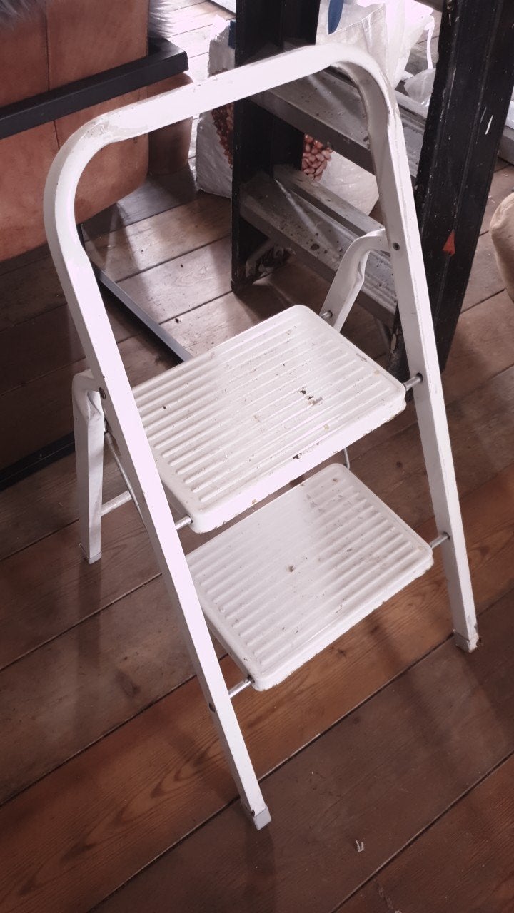 Degelijke metalen opvouwbare keukentrap ladder met 2 treden, Doe-het-zelf en Verbouw, Ophalen of Verzenden, Gebruikt, Minder dan 2 meter
