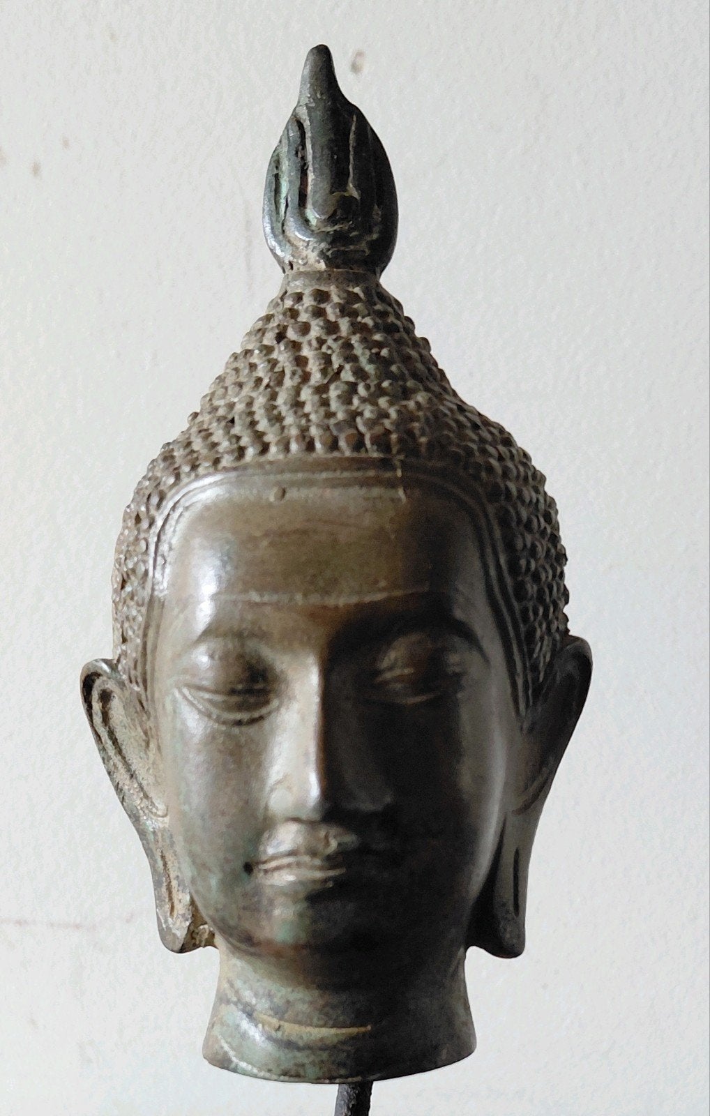 Antieke Boeddha Buste op Marmeren Sokkel - Brons, Antiek en Kunst, Buste, Ophalen of Verzenden, Brons, 20 - 50 cm
