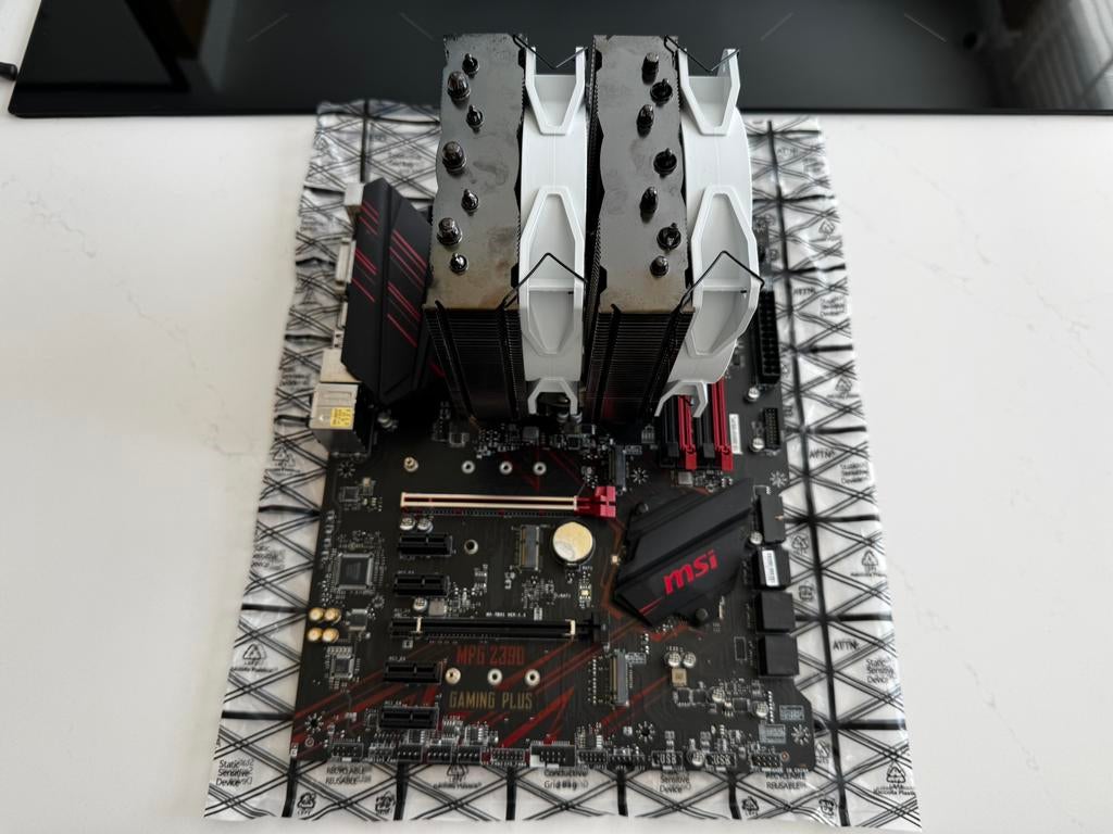 MSI mpg Z390 Gaming moederbord met Intel i5-9600K processor, Computers en Software, Moederborden, Ophalen of Verzenden, Zo goed als nieuw