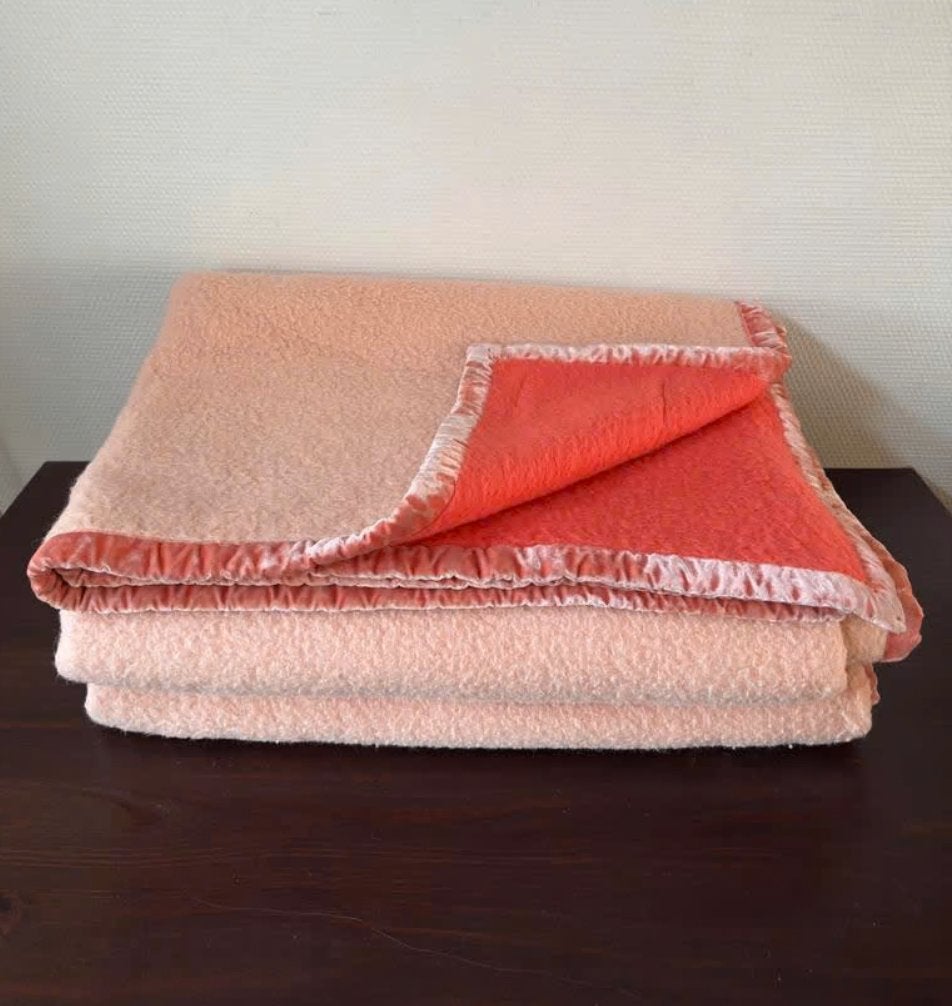 XL Zalmroze Wollen Woondeken, Deken, Roze, Plaid, Vintage, Huis en Inrichting, Woonaccessoires | Plaids en Woondekens, Ophalen of Verzenden