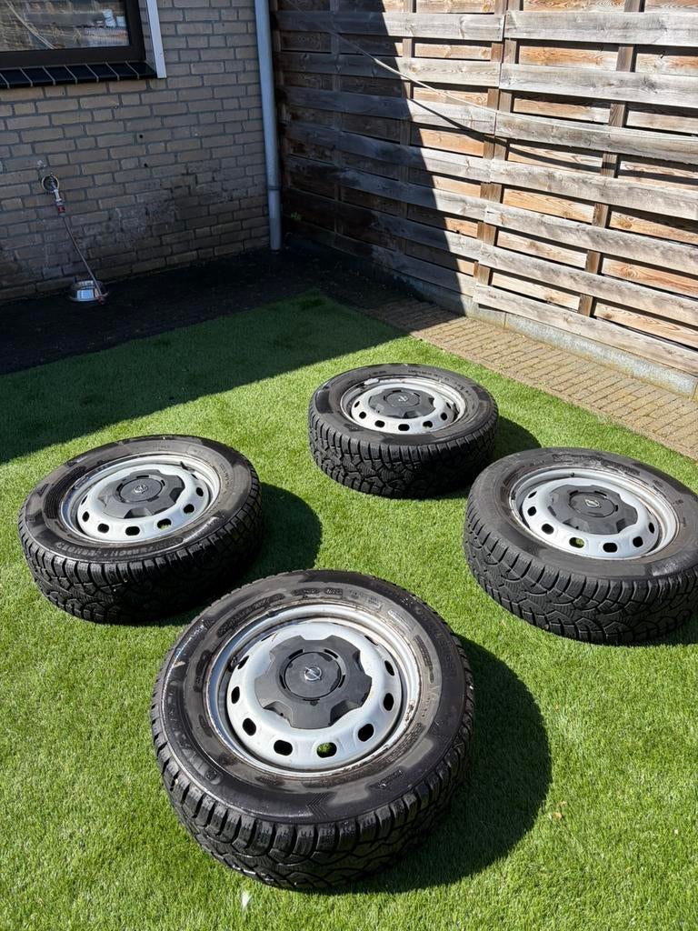 Stalen velgen 16 inch met winterbanden (Opel naafdoppen), Auto-onderdelen, Banden en Velgen, 16 inch, Banden en Velgen, 225 mm