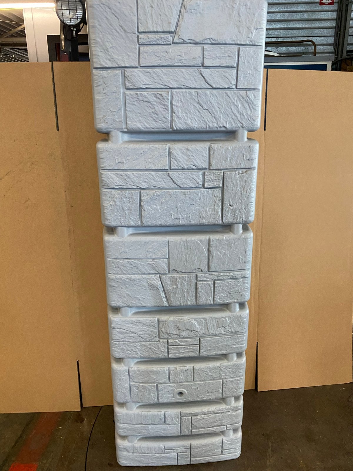 Kunststof regenton 350L met steen-effect, Tuin en Terras, Kunststof, Gebruikt, Met kraantje, 150 liter of meer
