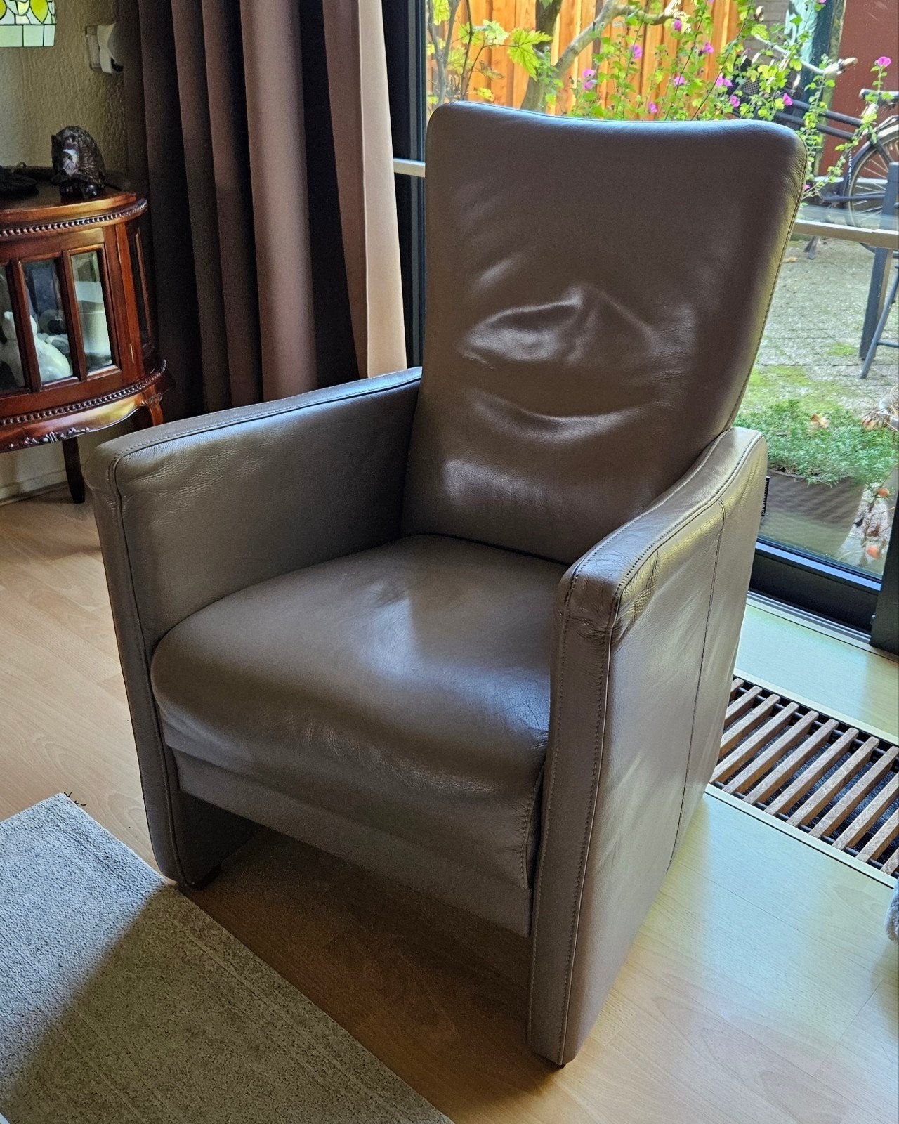 Leren fauteuil taupe - Prominent - Zo goed als nieuw, Ophalen, Minder dan 75 cm, Leer, Zo goed als nieuw