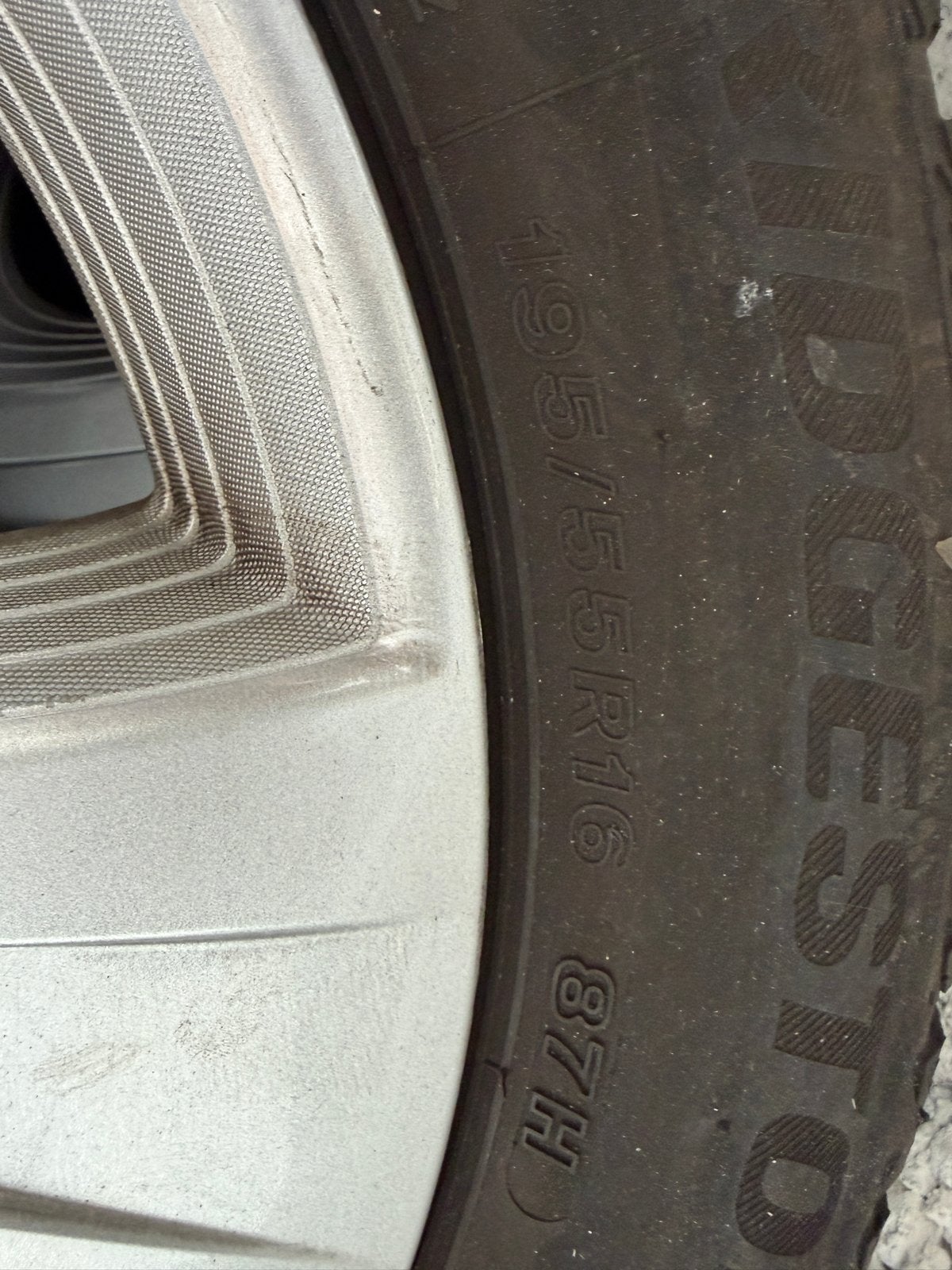 Bridgestone winterbanden met velgen - 195/55R16 87H, Ophalen, Gebruikt, 16 inch, Banden en Velgen