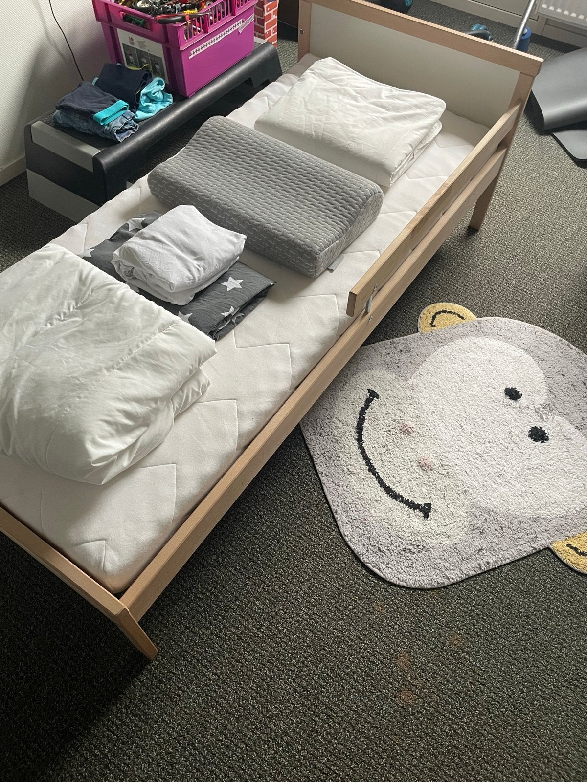 Ikea ‘sniglar’ peuterbed met matras en beddengoed, Ophalen, 190 cm of minder, Zo goed als nieuw, Hout