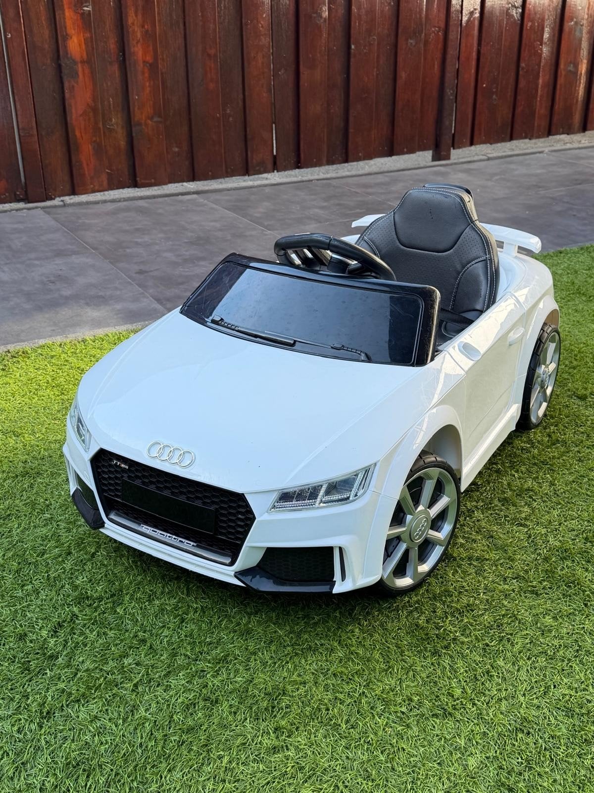 Audi TT RS elektrische kinderauto met oplader, Ophalen of Verzenden, Gebruikt, Afstandsbediening