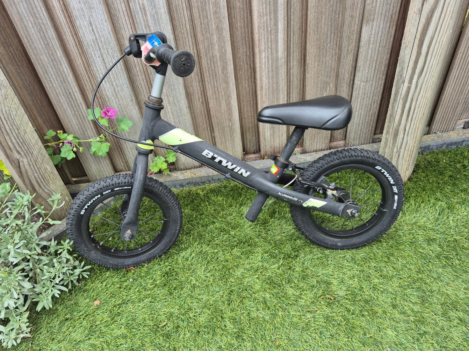 B'Twin loopfiets - Ideaal voor jonge avonturiers!, Ophalen, Gebruikt, Velgrem, Minder dan 16 inch