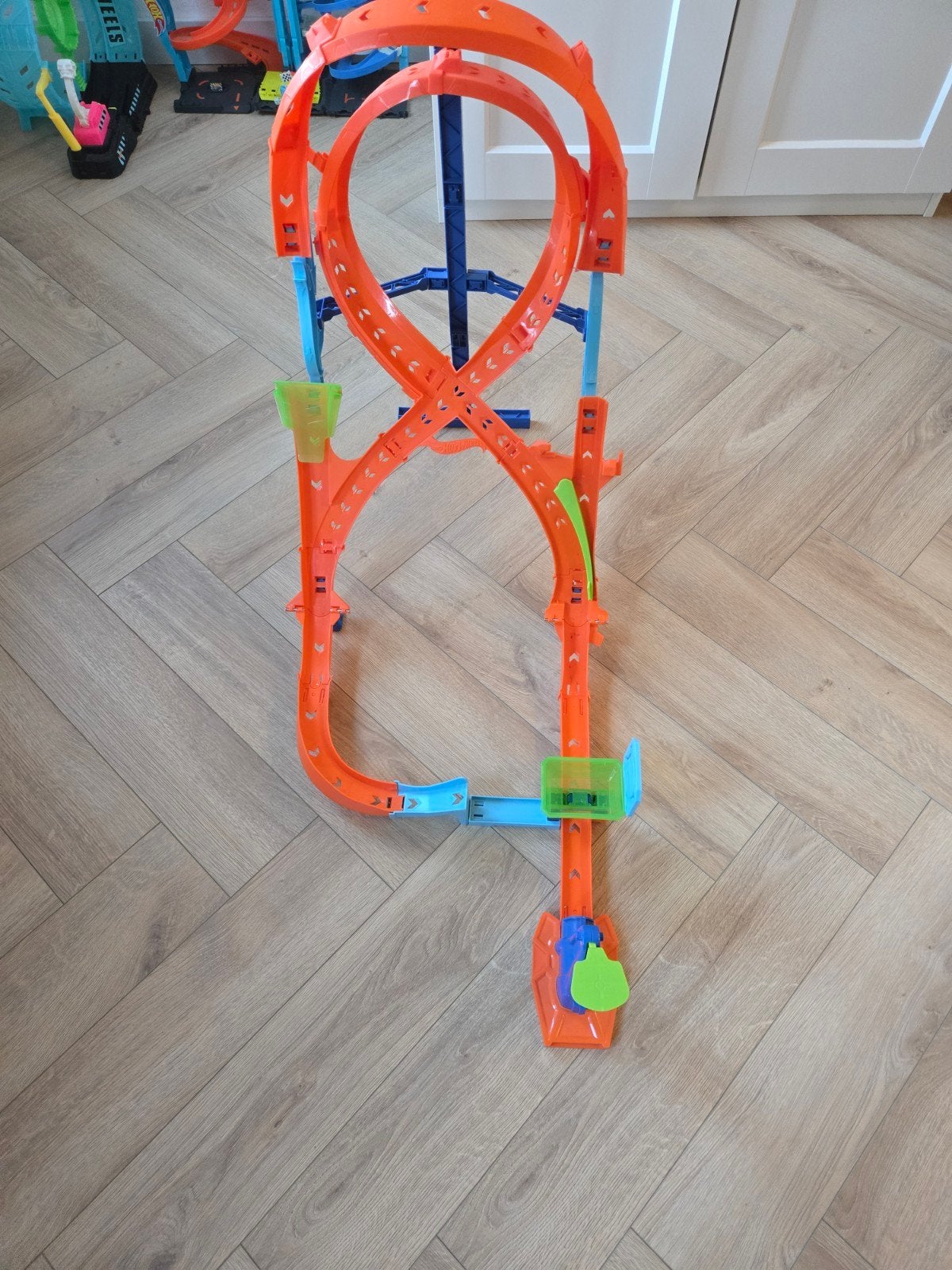 Hot Wheels Action Vertical 8 Jump Racebaan, Kinderen en Baby's, Speelgoed | Speelgoedvoertuigen, Ophalen of Verzenden, Zo goed als nieuw