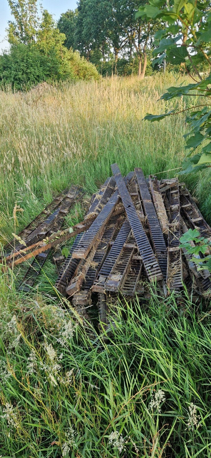 Grote hoeveelheid stalroosters / oud ijzer, Ophalen