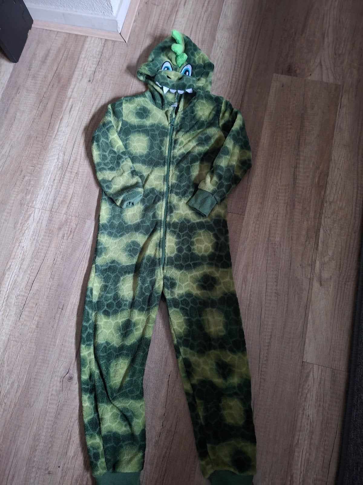 Krokodillen onesie 110/116, Kinderen en Baby's, Carnavalskleding en Verkleedspullen, Ophalen of Verzenden, Zo goed als nieuw, 110 t/m 116
