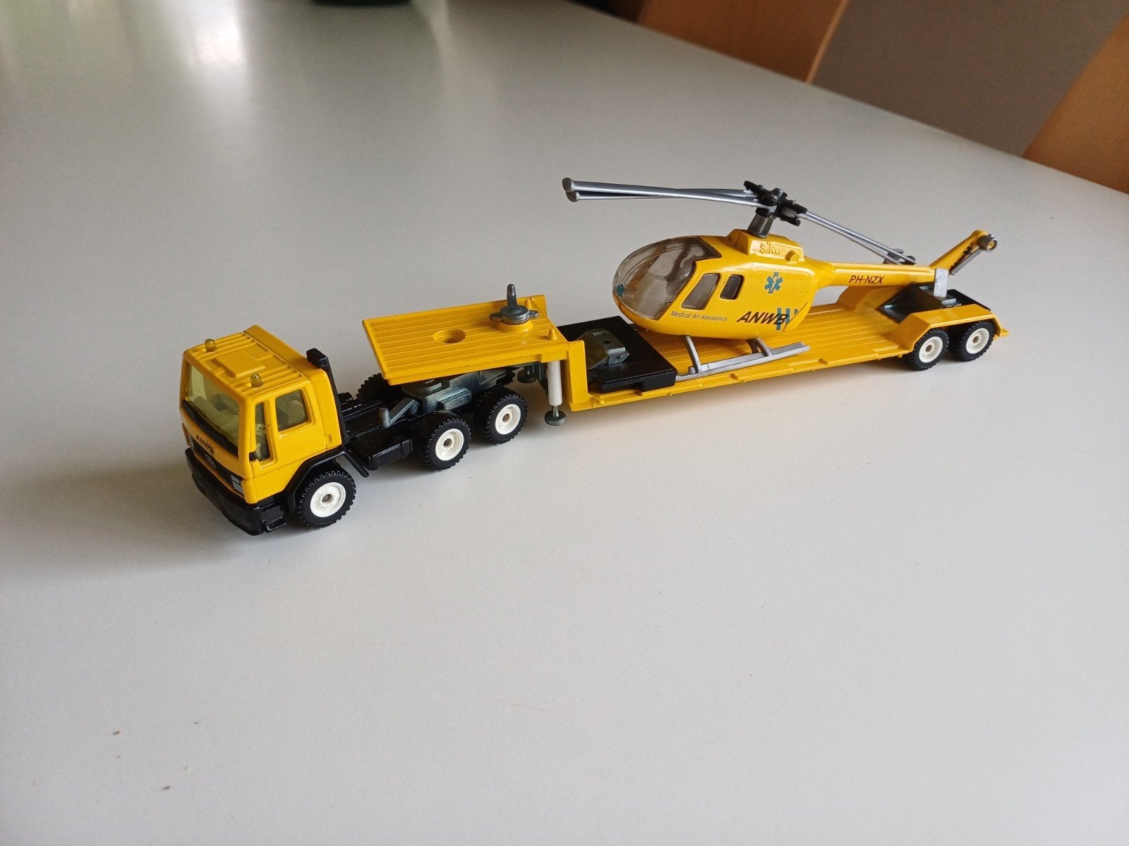 siku 1/50 ford vrachtwagen anwb met helikopter, Ophalen of Verzenden, Gebruikt, Bus of Vrachtwagen, SIKU