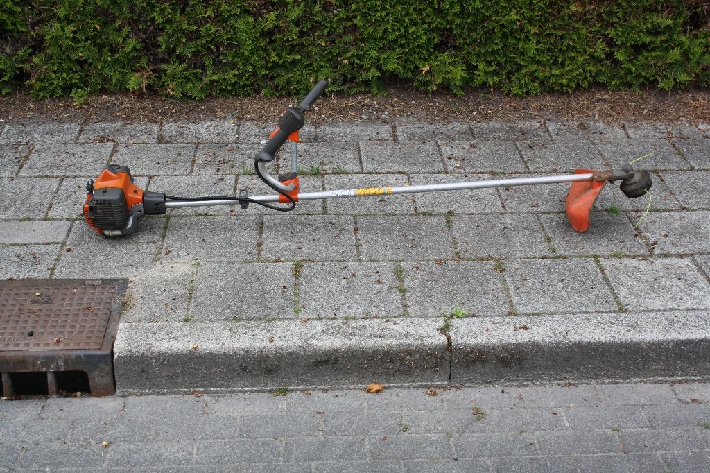 husqvarna bosmaaier 323R te koop voor 175 euro, Ophalen, Benzine, Gebruikt, 10 tot 30 cm
