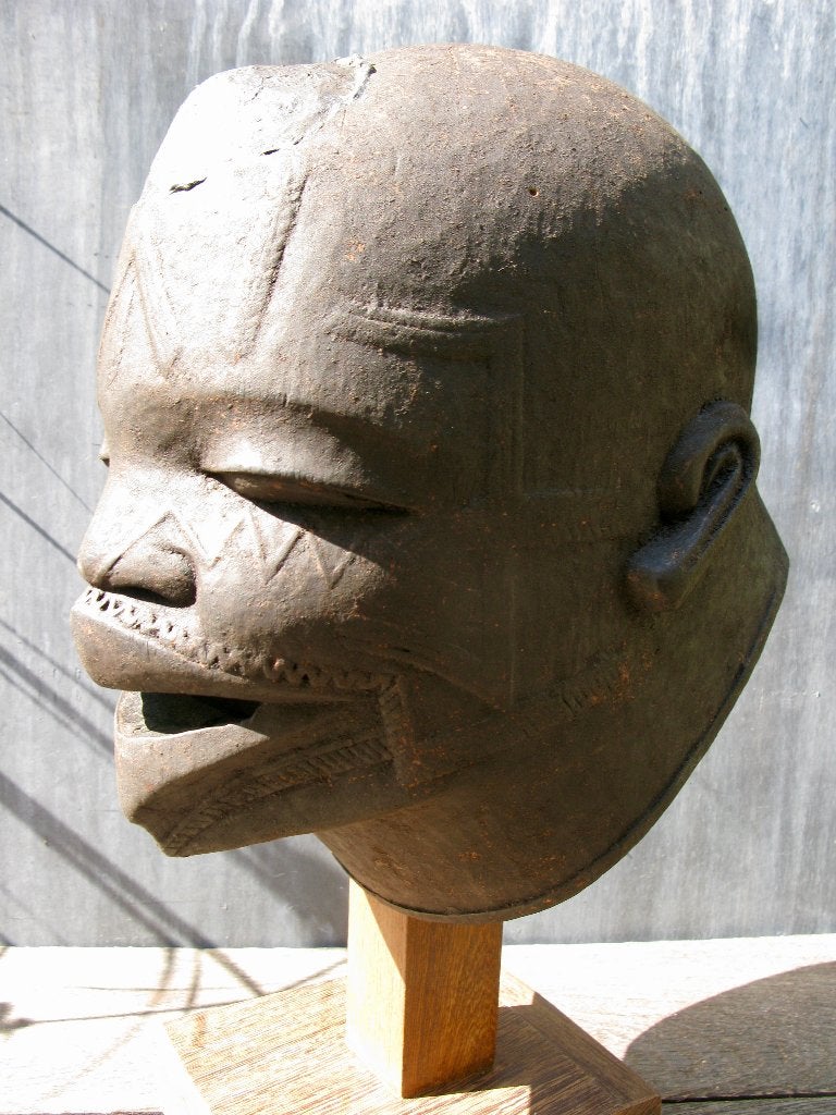 OUD MAKONDE MASKER TRIBAL USED OP SOKKEL, Hout, Bruin, Afrika, Gesneden