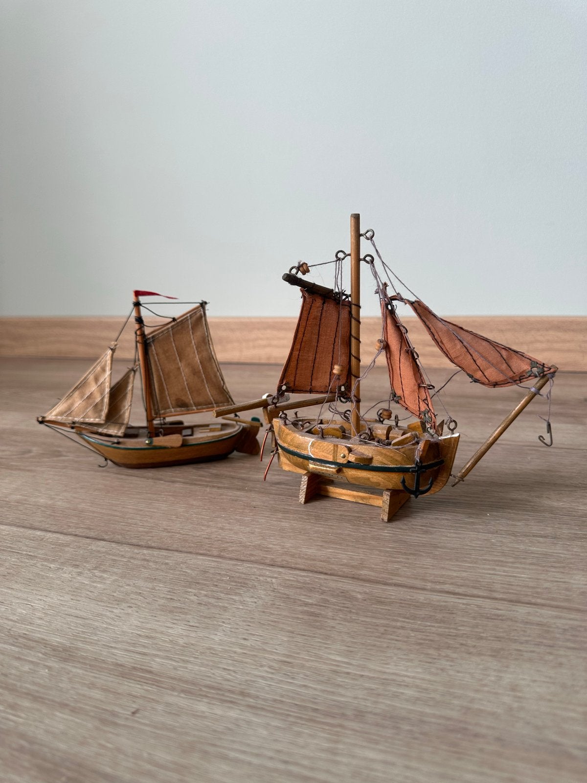 2 Miniatuur Bootjes - Decoratieve Houten Scheepjes, Ophalen of Verzenden, Gebruikt