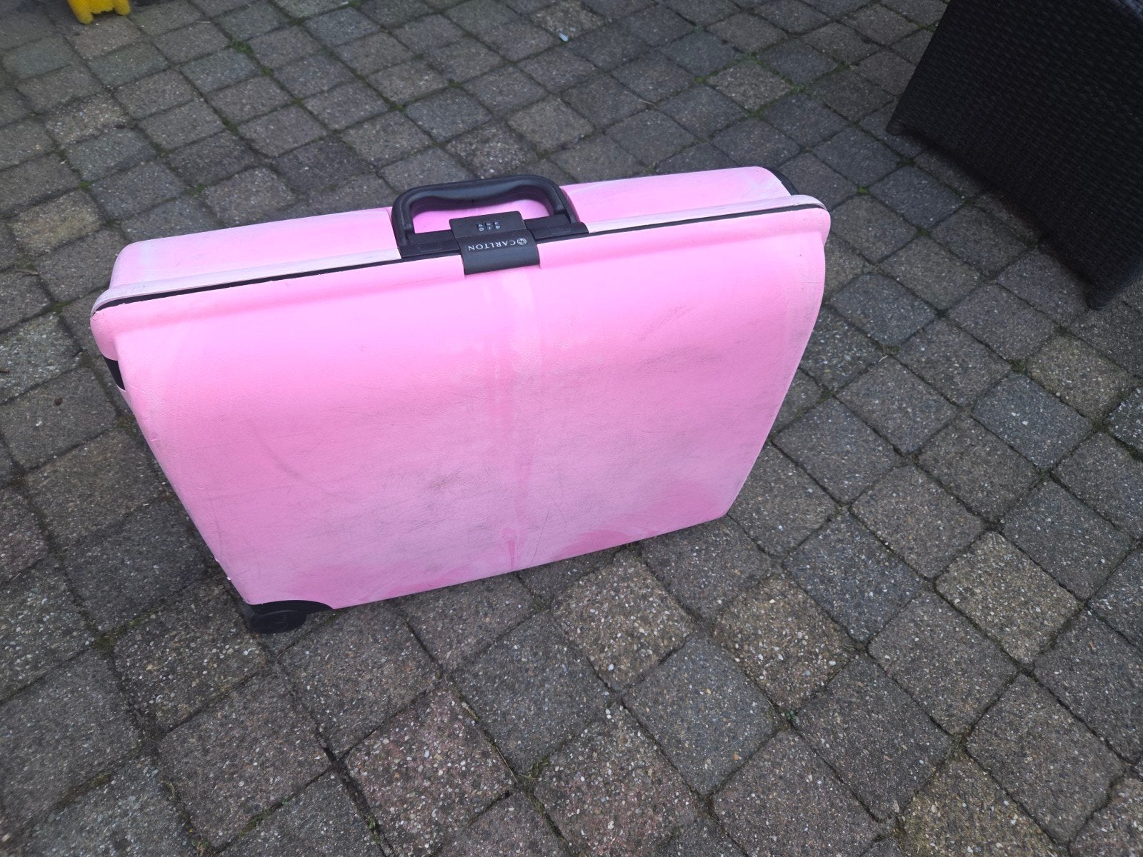 Roze Carlton koffer met wieltjes en slot, Gebruikt, Hard kunststof, Slot, 35 tot 45 cm