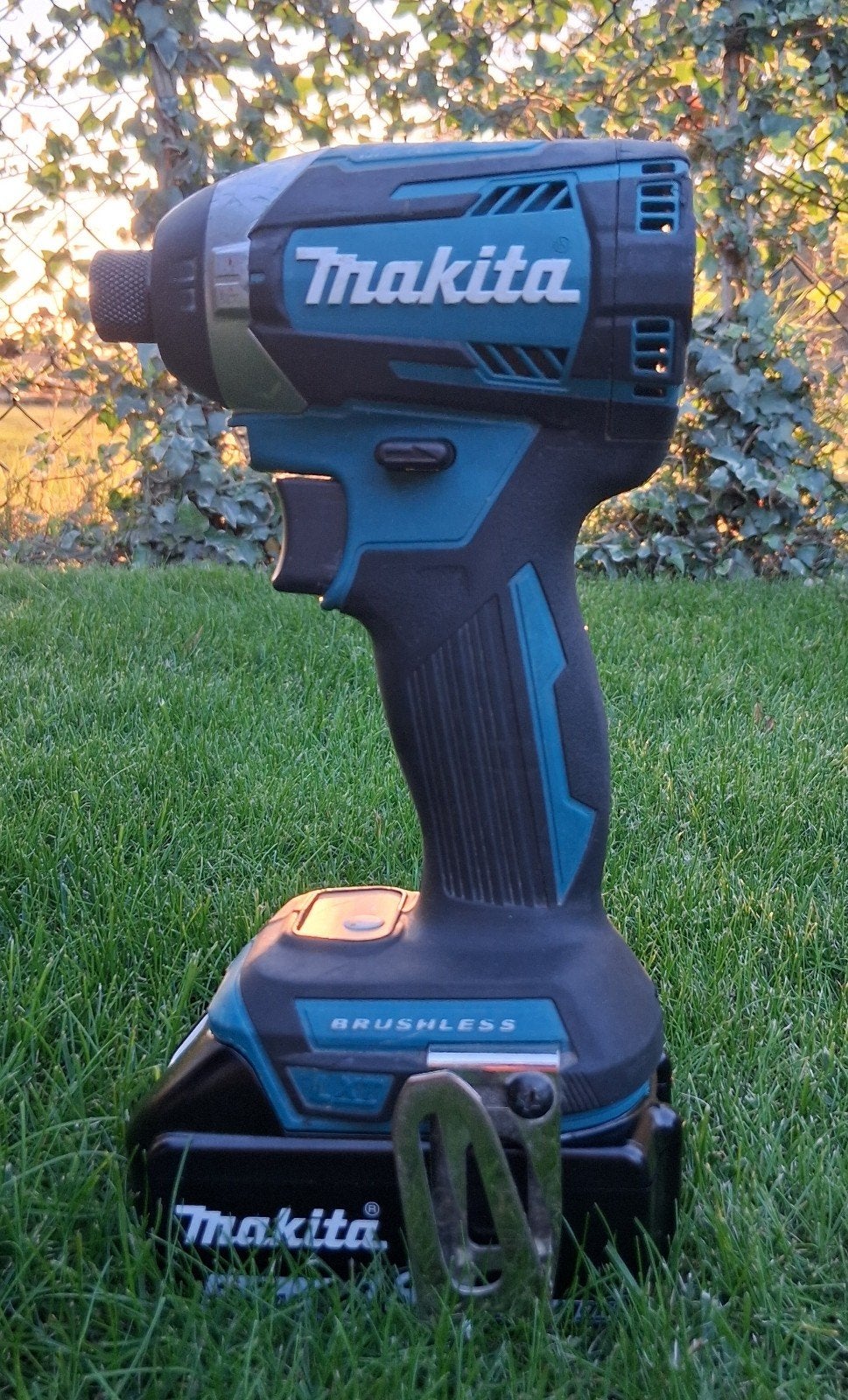 Makita DTD154 18V Brushless + NIEUWE 3.0Ah accu, Doe-het-zelf en Verbouw, Ophalen of Verzenden, Nieuw, Boor- en Schroefmachine