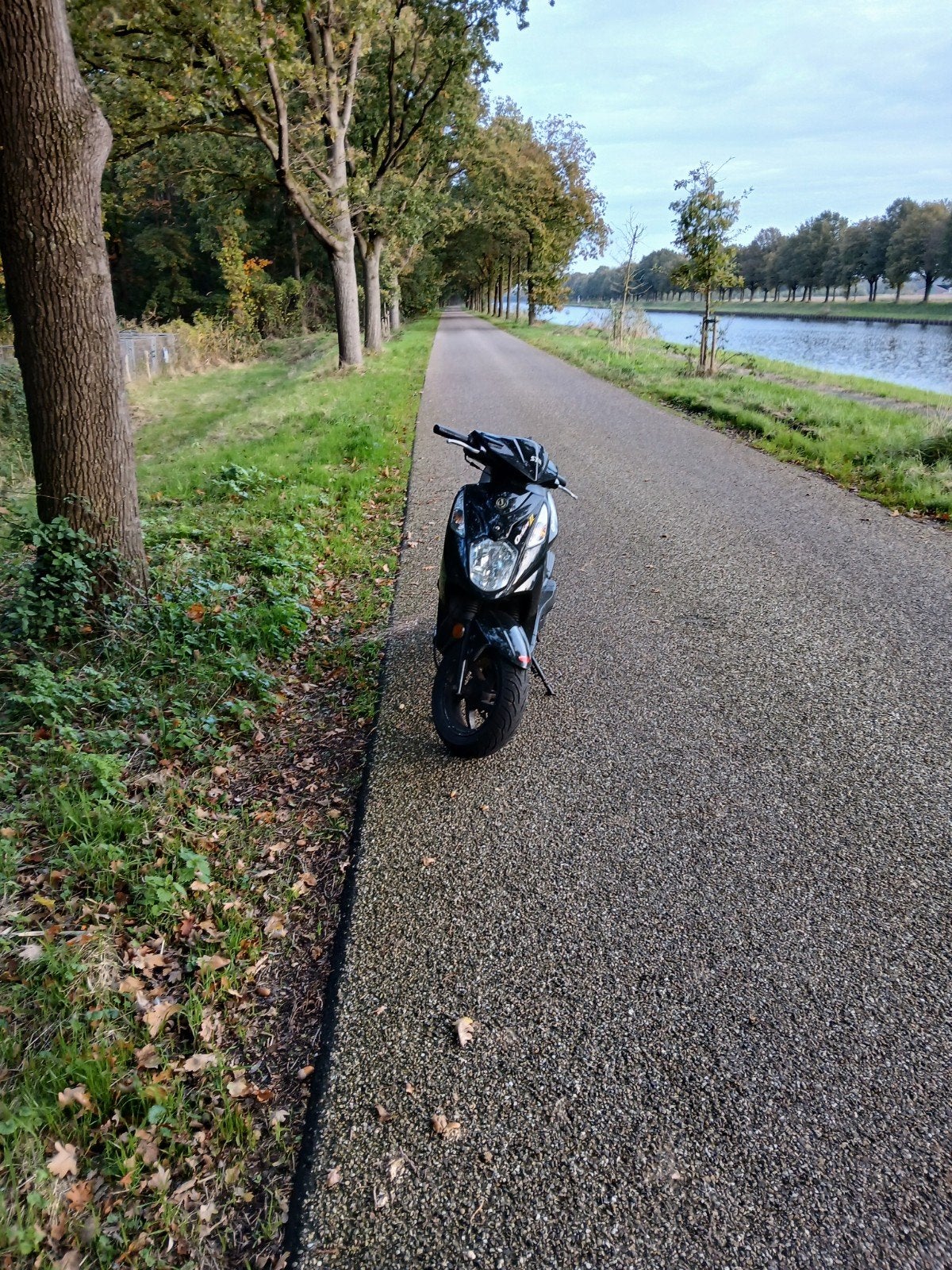 Zwarte scooter - Goed onderhouden en betrouwbaar, Ophalen of Verzenden, Gebruikt, Benzine, Overige merken