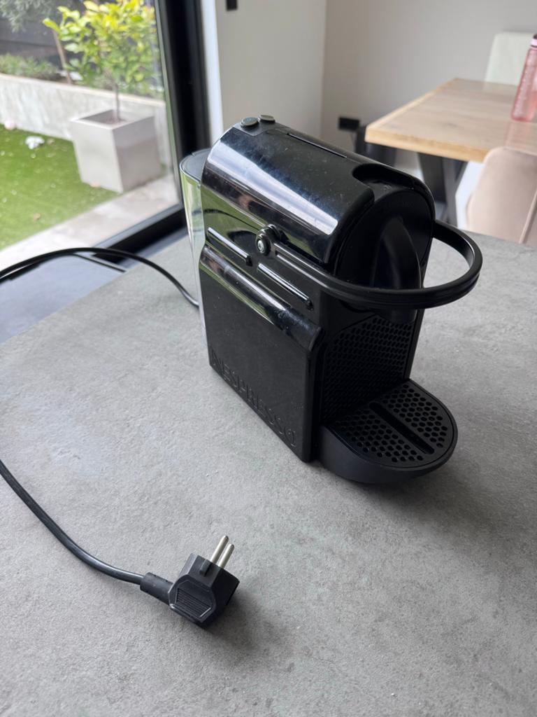 Nespresso koffieapparaat - Compact en stijlvol design, Gebruikt, Espresso apparaat, Ophalen of Verzenden, 1 kopje
