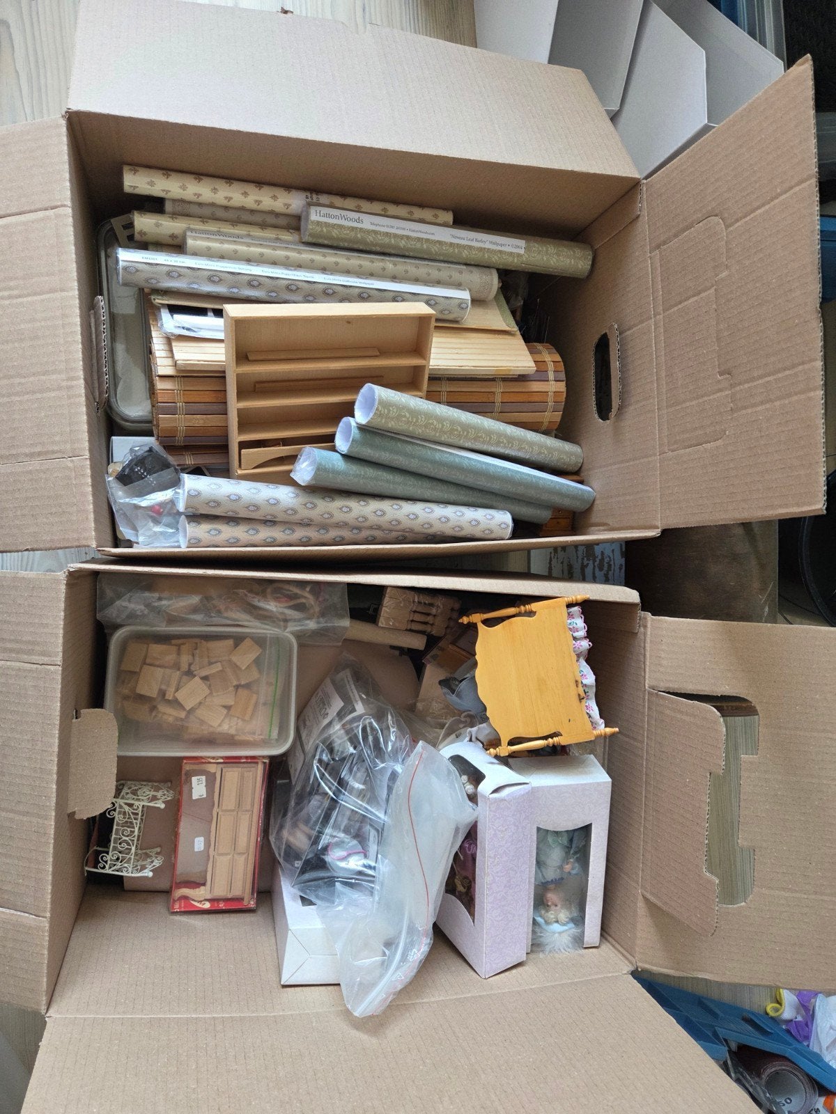 2 verhuisdozen met poppenhuisspullen, Ophalen, Nieuw, Poppenhuis