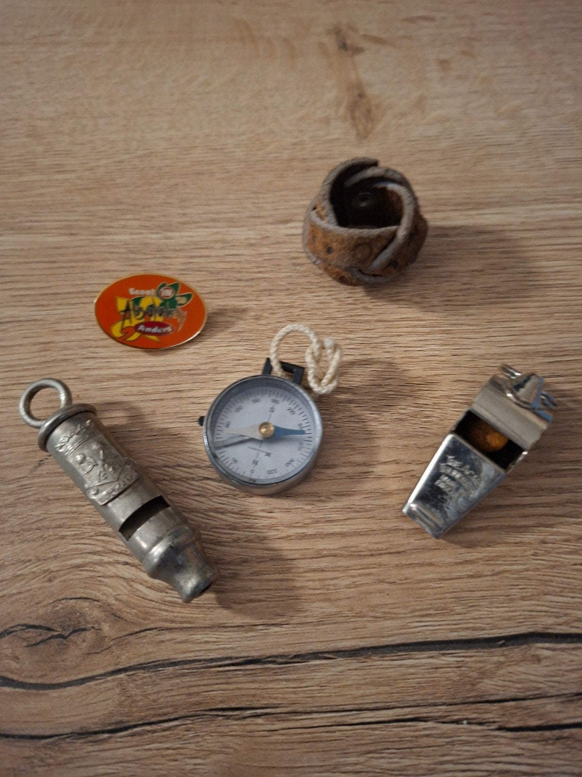 Lot scouting items: fluitjes, kompas, embleem en meer, Ophalen of Verzenden, Gebruikt, Overige typen