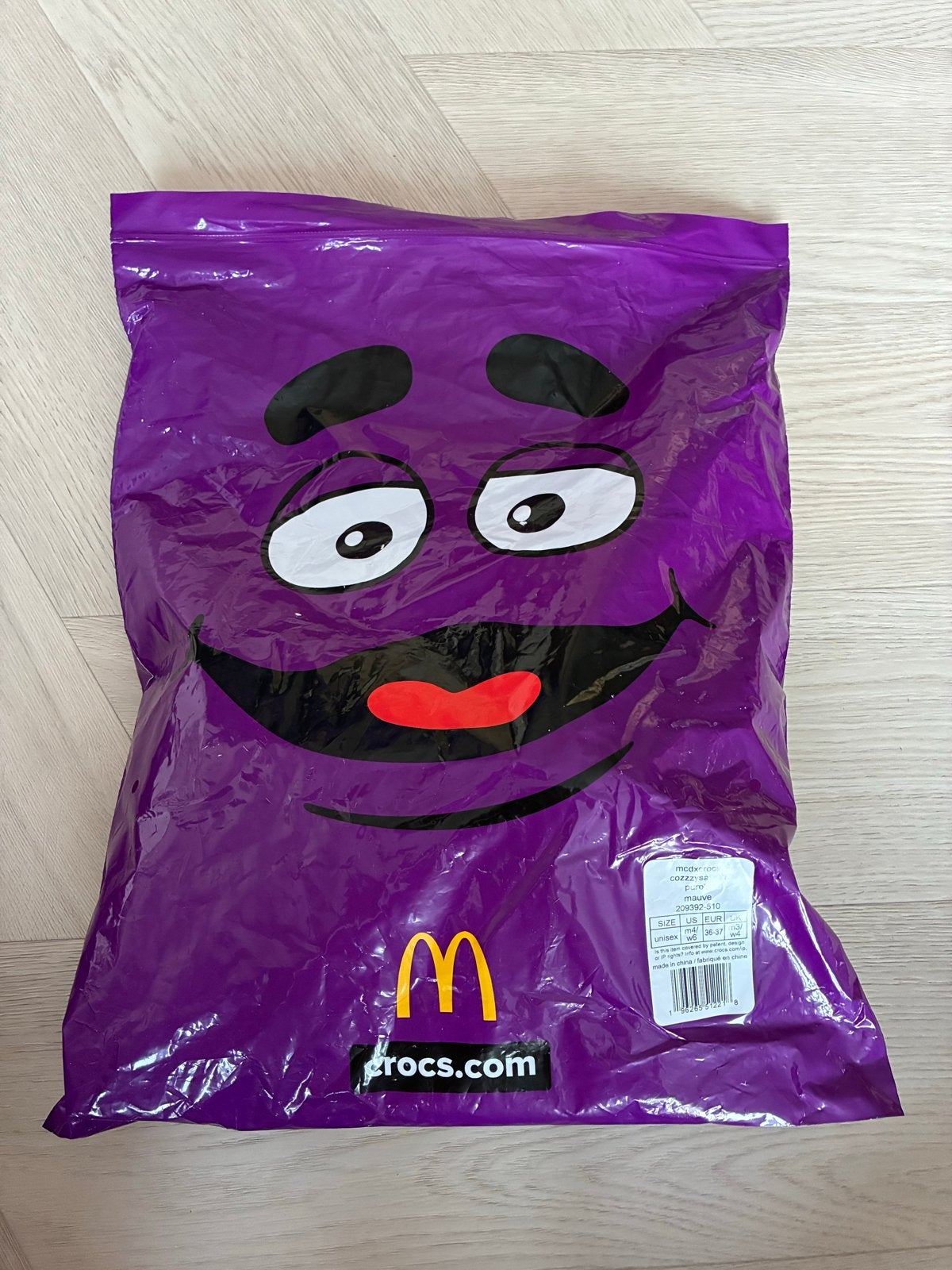 Crocs x McDonald's Grimace Cozzzy Sandal - Maat 37-38, Kleding | Dames, Schoenen, Ophalen of Verzenden, Nieuw, Overige kleuren