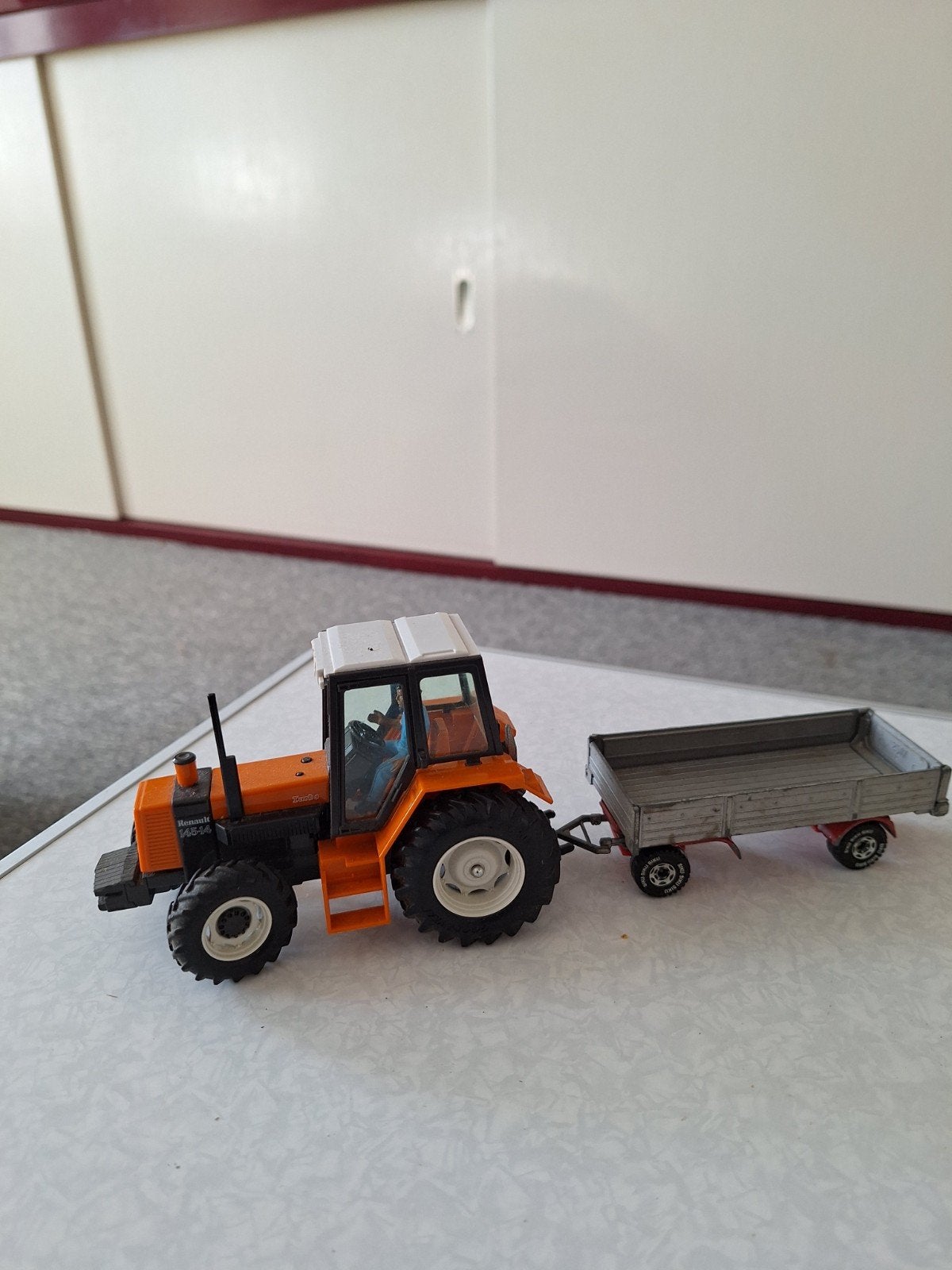 Renault 145-14 tractor met aanhanger speelgoedmodel, Ophalen of Verzenden, Gebruikt