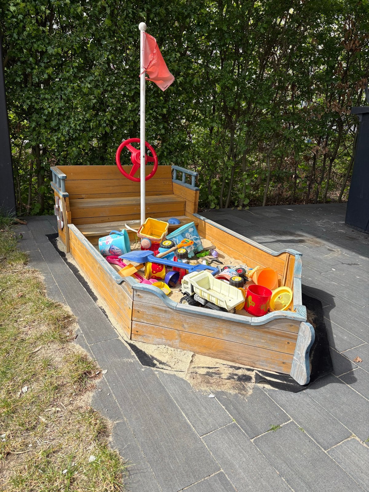 Houten zandbak in bootvorm met stuur en vlag, Ophalen of Verzenden, Gebruikt