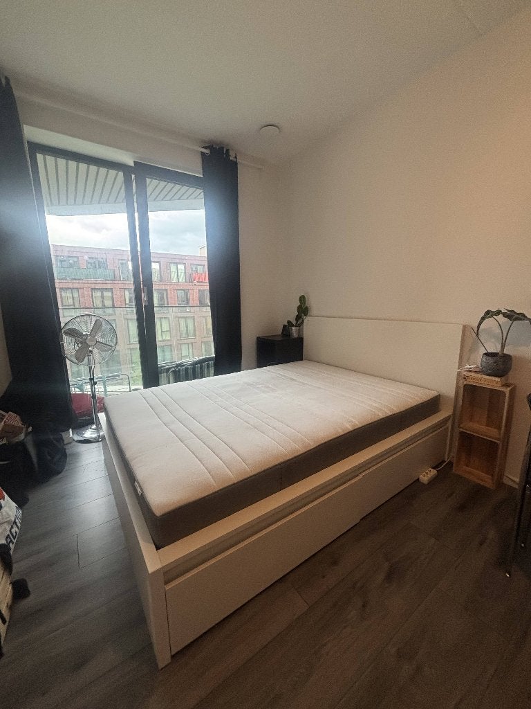Tweepersoons bed (140x200) incl matras (1jr oud) en lades