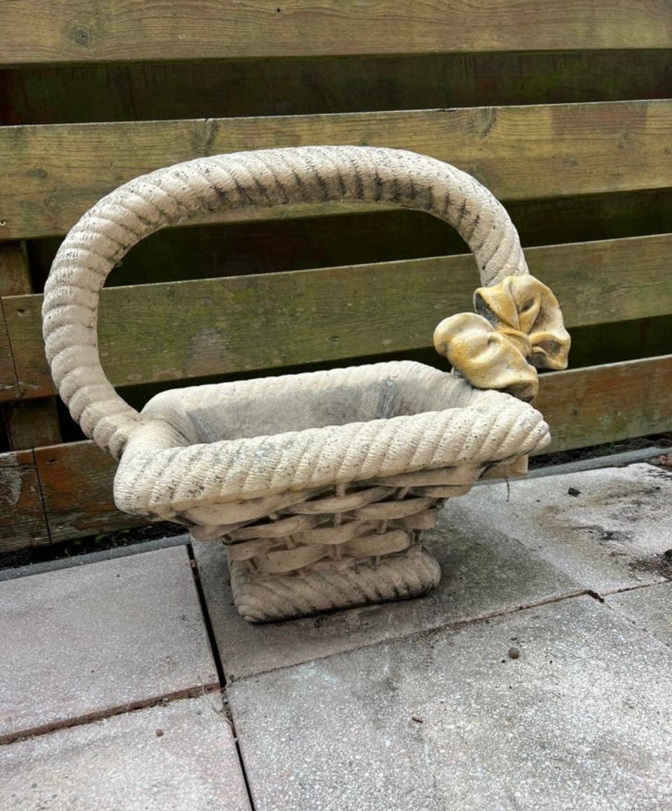Betonnen plantenbak, sierlijke mand met strik, Tuin en Terras, Bloembakken en Plantenbakken, Ophalen, Zo goed als nieuw, Rond